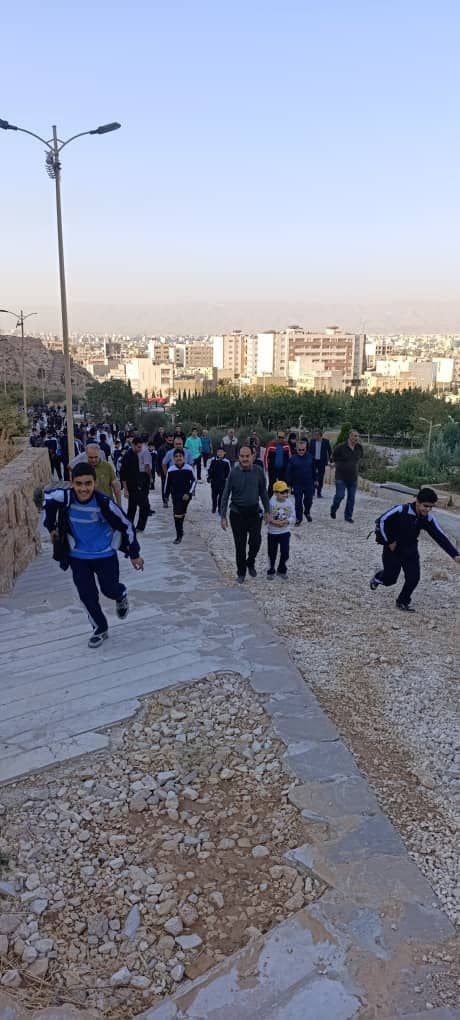 پیاده روی سلامت مجتمع آموزشی و فرهنگی مجتمع میرداماد به مناسبت هفته تربیت بدنی وورزش