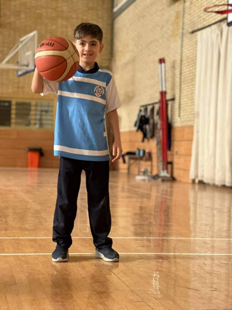 برگزاری زنگ ورزش در سالن ورزشی